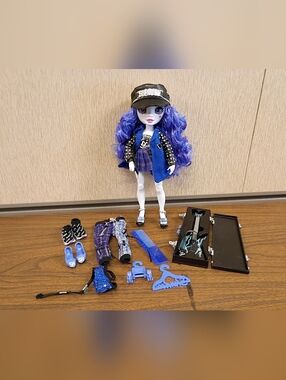 Rainbow High Shadow High Neon Uma Vanhoose Rainbow Doll + Accessories